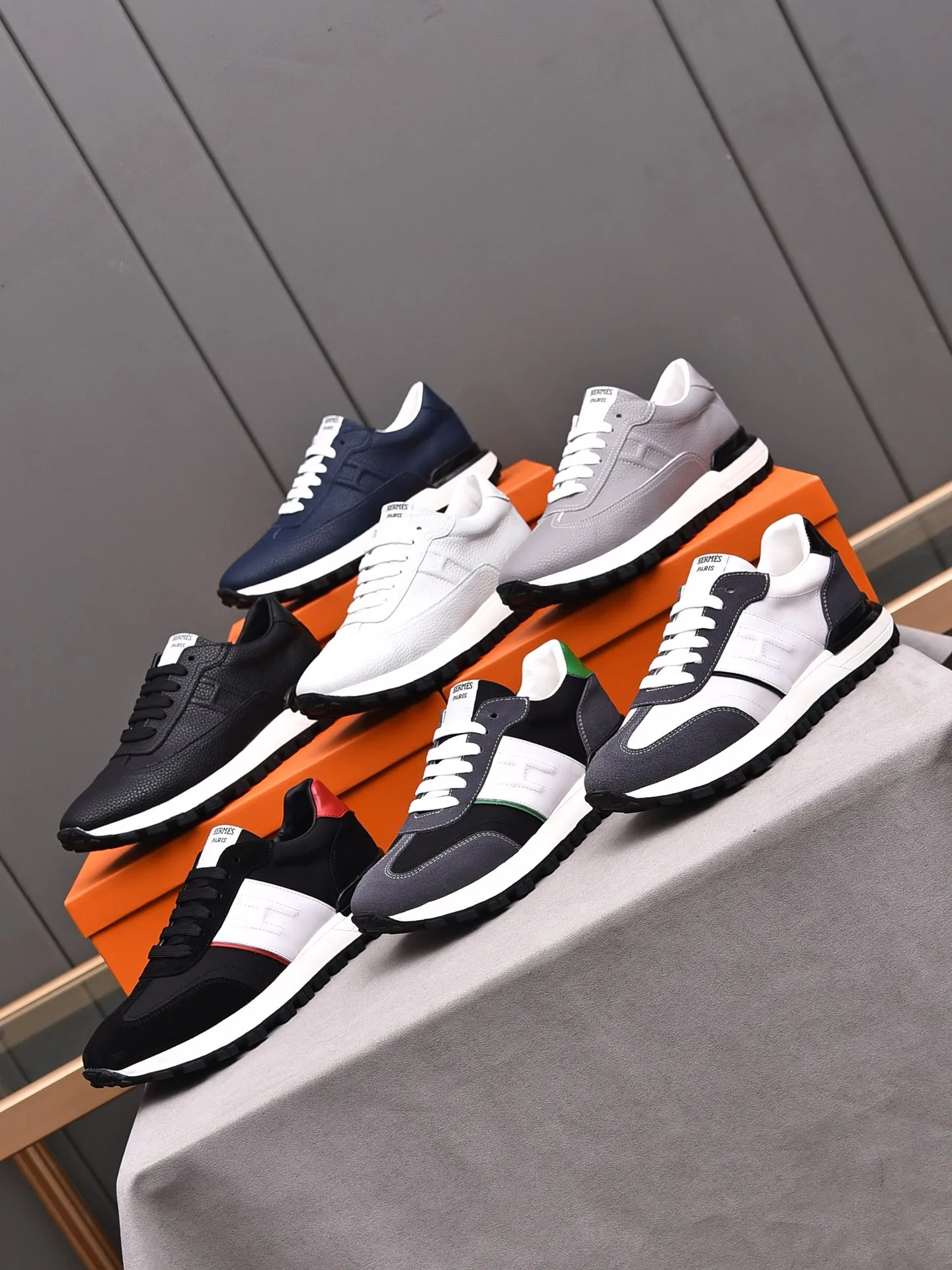 📛📛📛PPP440 (Hermes)🆕Men's color-blocked sneakers with textured calfskin details. Spliced ​​with original cowhide, this shoe draws inspiration from the equestrian world, integrating technical details and practical functions. Breathable sheep lining, original combination outsole, high-end quality, and every detail is perfectly combined! Size: 38-44 (45 can be customized)